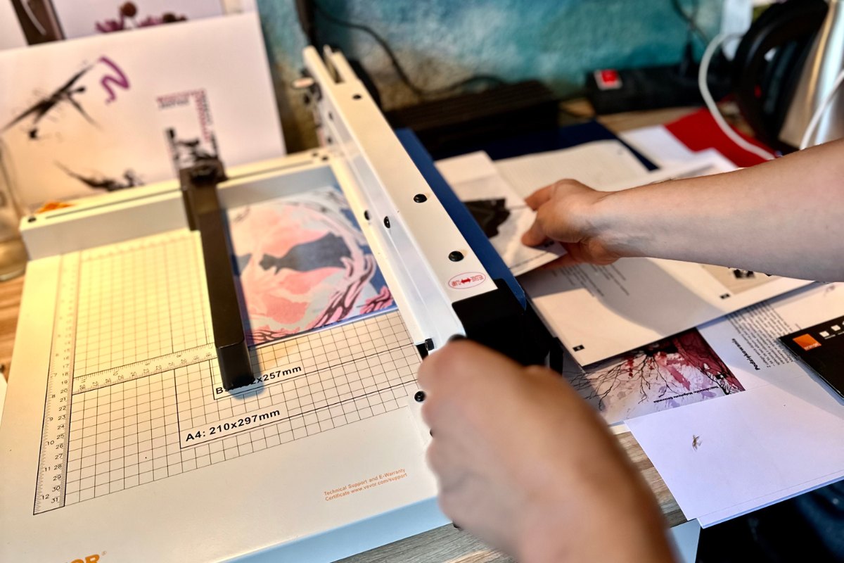 Na zdjęciu widać profesjonalną gilotynę introligatorską.