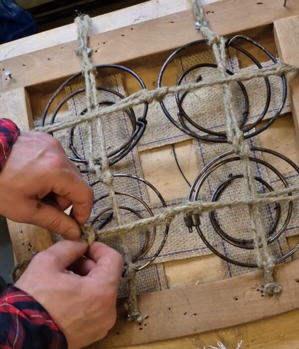 Tapicerowanie mebli - krzesło z ramką na sprężynach