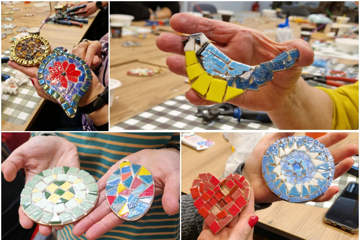 dekoracje i ozdoby świąteczne wykonane przez uczestników warsztatów mozaikowych dla dorosłych. są to bombki, podkładki pod kubek i zawieszka sikorka