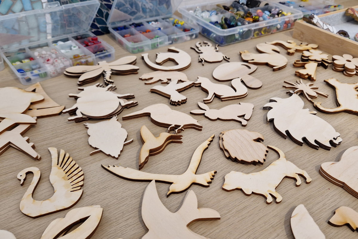 drewniane bazy do wykonania broszek i magnesów z mozaiki o różnych kształtach m.on ptaki, zwierzęta