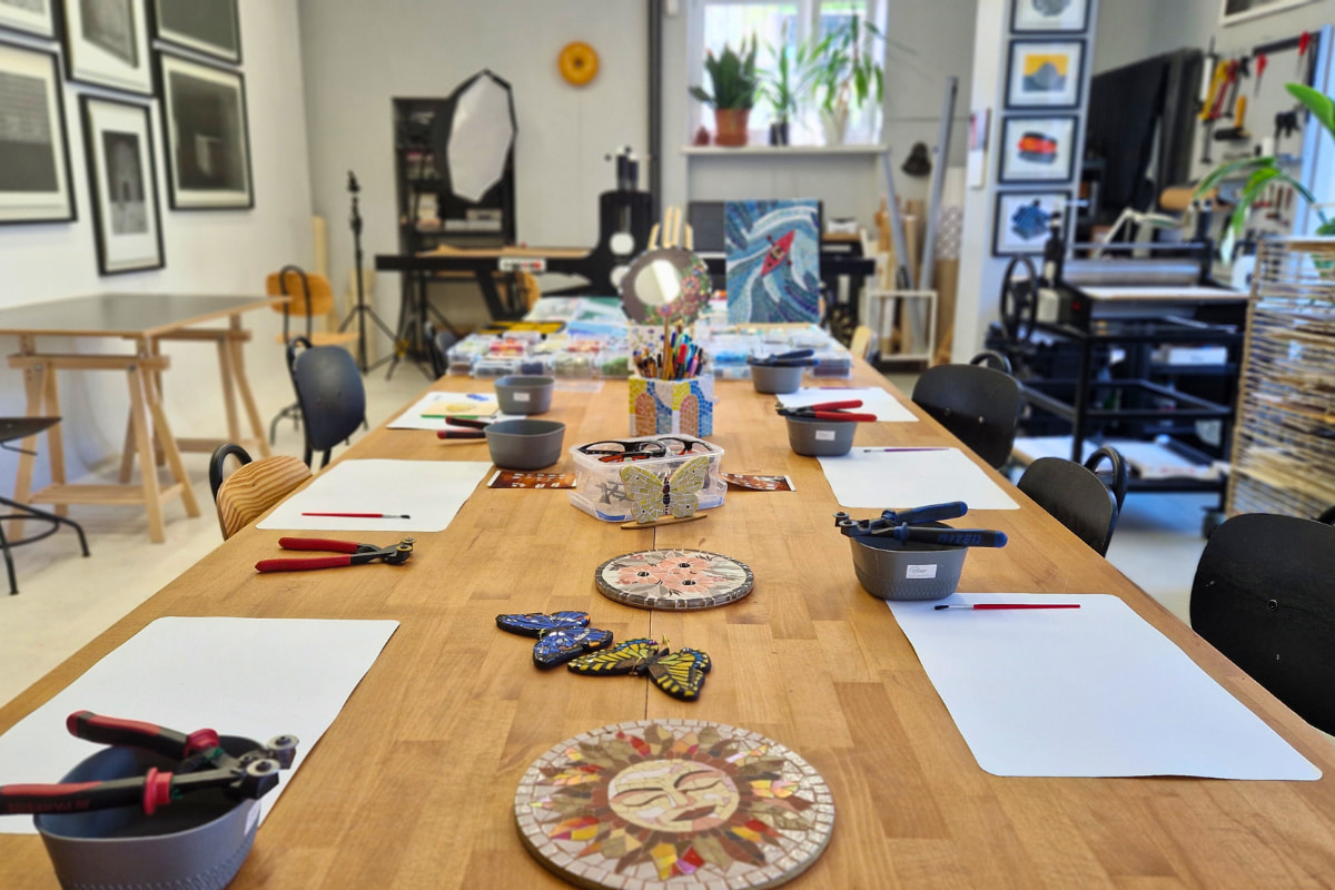 pracownia i studio Karola Pomykały w Warszawie podczas warsztatów mozaikowych Tesspira