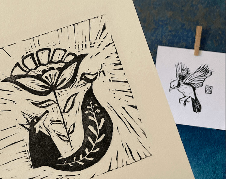 Zdjęcie przedstawia dwa linoryty odbit4 czarną farbą na jasnym papierze. Most ptaka i lisek z kwiatem, bogaty we wzory, baśniowy.