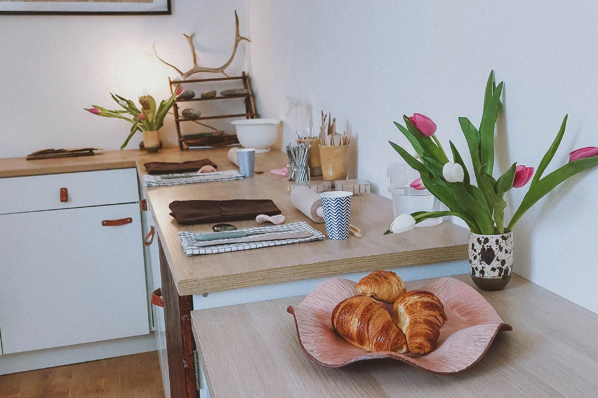 warsztaty-ceramiki-dla-doroslych-warsztaty-ceramiki-wroclaw-jira-ceramics-pracownia-ceramiki-podwale-centrum-wroclawia-lepienie-z-gliny