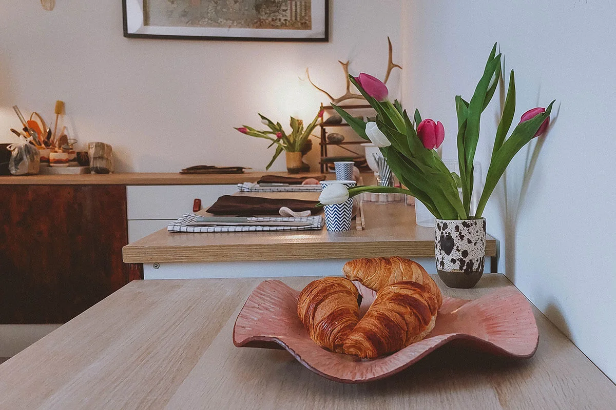 warsztaty-ceramiki-dla-doroslych-warsztaty-ceramiki-wroclaw-jira-ceramics-pracownia-ceramiki-podwale-centrum-wroclawia-lepienie-z-gliny